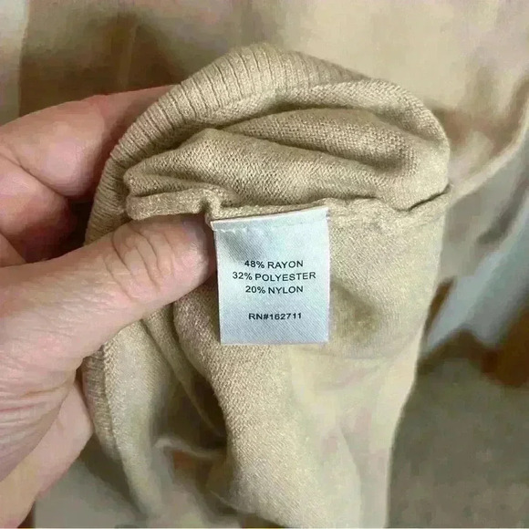 Love Ellie Sweater Womens Large White Tan Pink 
V Neck , Long Sleeve NWOT - Picture 5 of 8